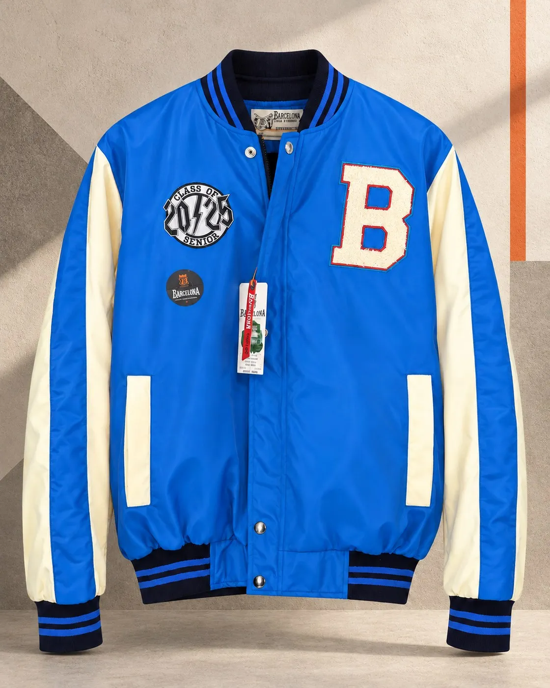 Casaca azul con mangas crema, parche B y parche Class of 2025